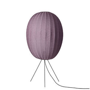 Oval burgunder lampe med strikket overflade, står på tre ben, moderne og let design.